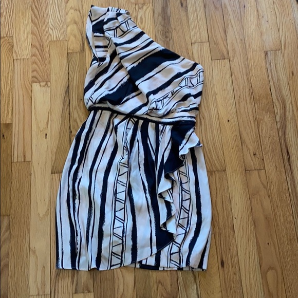 BCBGeneration Dresses & Skirts - Bcbgeneration one shoulder black & cream dress